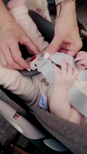 Já conhece as super funcionalidades da nova CYBEX CLOUD T? 👌 Mostramos-lhe 4 das muitas características que distinguem esta babycoque topo de gama: 1⃣ Reclinável no carrinho e também no automóvel, permitindo ao bebé passear e viajar numa posição horizontal ergonómica, com toda a segurança. 2⃣ Sistema de ventilação all-around e tecido plus 6 vezes mais respirável. 3⃣ Sistema de rotação 360º quando colocada na base isofix T. 4⃣ L.S.P. que diminui em 25% a força em caso de impacto lateral. Venha c