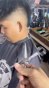 Freesstyle sa pag gamit ng gunting. #scissortricks #scissors #fresstyle #burstfade #burstfadehaircut | Alquin Cajera