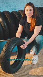 Von Regen bis Sonnenschein, von Stadt bis Land, mit dem METZELER ROADTEC™ SCOOTER sind die Rollerfahrer unter Euch bestens gerüstet. Speziell für Roller mit 10 bis 16 Zoll-Rädern entwickelt, überzeugt er mit Flexibilität und Vielseitigkeit – perfekt für Stadtverkehr und Landstraßen, bei jedem Wetter und jeder Temperatur. 🌧️🌞 Kathi erklärt in diesem Video, wie die speziellen Lamellen sowie die optimierte Gummimischung des METZELER ROADTEC™ SCOOTER für optimale Bremsleistung und kürzere Aufwärmz