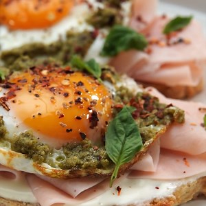 ✨Cuando no tengas ganas de salir, prepara tu propio brunch con este Pesto Toast Bienestar💚. ¡Prepáralo con nosotras! ¡Ya solo faltaría un jugo de naranja preparado para acompañar!🍊 ✏️Ingredientes: -Pechuga de Pavo Zwan Bienestar Rebanadas Redondas -Pesto -Albahaca Fresca -Aceite de oliva -Chilli flakes -Huevo -Pan Artesanal -Queso Untable 👩🏻‍🍳Preparación 1. Inicia tostando las rebanadas de pan en el horno. 2. Añade un poco de queso untable para después agregar rebanadas de Pavo Zwan Bienest
