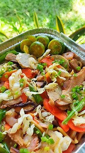 𝙋𝘼𝙉𝘾𝙄𝙏 𝘾𝘼𝙉𝙏𝙊𝙉 Egg noodles, peeled shrimps, quekiam, shitake mushrooms, sliced vegetables. 𝘒𝘈𝘐𝘕 𝘕𝘈 𝘗𝘖! 𝘛𝘢𝘨 𝘺𝘰𝘶𝘳 𝘧𝘳𝘪𝘦𝘯𝘥𝘴. 𝘓𝘪𝘬𝘦, 𝘚𝘩𝘢𝘳𝘦 & 𝘍𝘰𝘭𝘭𝘰𝘸 𝘶𝘴 𝘧𝘰𝘳 𝘮𝘰𝘳𝘦. . . . #ChefChrisEsguerra #chefchriskitchen #cheftopherskitchen #fyp #filipinofood #pancit #fbreels #everyone #followers | Cheftopher Allan Esguerra