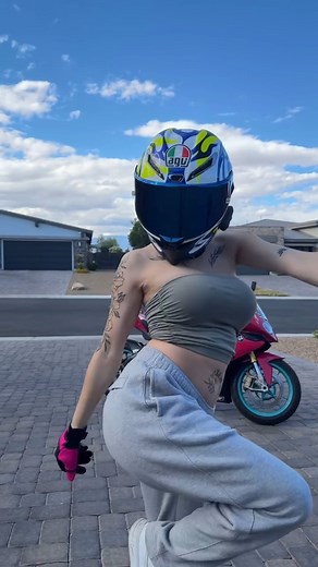 baby bump starting to show😇💕… • • • #bike #biker #bikerlife #bikes #bikernw #bikeporn #biketouring #bikegirl #bikergirl #bikelover #bikersofinstagram #bikers #moto #motorbike #motorcycle #motogirl #motors #motolife #danci | pore kh