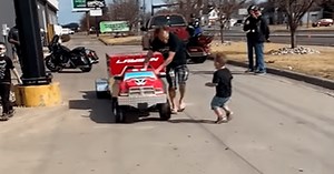 La conmovedora reacción de un niño sorprendido con grúa miniatura por su cumpleaños - VIDEO