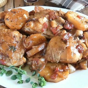 Pollo al sugo in padella, facile e succulento. https://blog.giallozafferano.it/iannamaria/pollo-al-sugo-in-padella/ | Annamaria tra forno e fornelli | Facebook