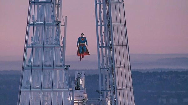 Superman seen flying above London's tallest skyscraper at 1,000ft