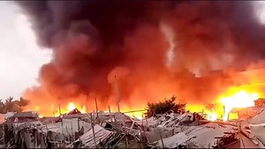 14 reactions | کراچی میں تین ہٹی پل کے نیچے جھگیوں میں آگ لگ گئی، فائر ٹینڈر آگ بجھانے میں مصروف کئی جھگیاں جل کر خاکستر، اب تک کسی جانی نقصان کی اطلاع موصول نہیں ہوئی، جھگیوں میں سے تمام افراد کو با حفاظت نکال لیا گیا، ریسکیو حکام | Karachi Today | Facebook