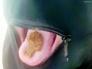 Une scatophile qui ose mastiquer du caca à pleine bouche