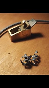 Poniendo a punto los filetes... #makingguitars #guitar #guitars #customguitar #luthier #luthiery #art #video #guitarsofinstagram #woodwork #guitarporn #musicvideo #handmadeguitar #guitarsdaily #binding #purfling #filete #cenefa #job #lovejob #details #plane #cepillo #legno #wood #glenngould #Bach | Andrés González González