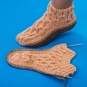 alt – alterner beg – début bet – entre BO – déconnecter BLO – boucle arrière uniquement Cable – Cable CA – couleur A CB – couleur B СС – couleur contrastée CDD – double diminution centrée CN – aiguille recourbée CO – monter cont – continuer cross 2 L – croiser 2 mailles vers la gauche cross 2 R – croiser 2 mailles vers la droite CDI – double augmentation centrée dec – diminution DD – double diminution DPN – aiguilles double pointe Elastic – Elastique edge st – point de bordure end on RS – finir 
