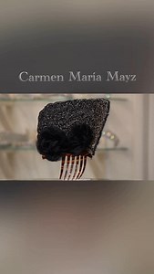Lleva tu mantilla a otro nivel con esta peineta única bordada por Carmen María Mayz. #mantilla #mantillaespañola #peinetas #peina #peinetasfallera | Carmen María Mayz