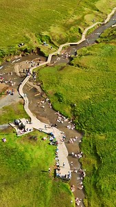 Reykjadalur, znana też jako „hot river”, to naturalna, gorąca rzeka...