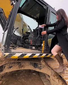 Talented woman fixes bulldozer | Anime Pause
