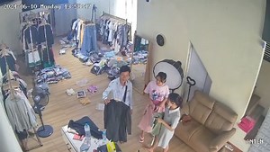 #ဖုန်းသူခိုး😰😰 ဒီနေ့ နေ့လည် ၂ နာရီလောက်က မင်မင်တို့ပါရမီလမ်းဆိုင်မှာ ဖုန်းဝင်ခိုးခံရပါတယ် သူခိုးက ကုတ်အကျီဘဲအတင်းမေးတာ ဝန်ထမ်းညီမလေးတွေကလဲ မသင်ကာလို့ ကုတ်အကျီမရှိကြောင်းပြောပါတယ် အဲ့ဒါနဲ့ ဂါဝန် အမဲလေး (သူကိုင်ထားတဲ့ဟာ) အဲ့ဒါကို ပန်းရောင်လေးနဲ့ညီမလေးကို ဝတ်ပြတဲ့😂😂 သူခိုးကအကျီ ၂ ထည်နဲ့ကောင်တာပေါ်မှာဖုန်းကို ဖွက်ထားတာ ဝန်ထမ်းညီမလေးတွေက မျက်စိလျင်လို့ ဖုန်းပြန်တောင်းတာ တံခါးနားပိတ်ပီးတော့ အဲ့ကျမှမသိအသာ ဖုန်း ၂ လုံးပြန်ချခဲ့တာ ခေတ်ကာလက မကောင်းတော့ သူခိုးတွေသိပ်ပေါတာဘဲ😢😢 | Mooh Fashion Sanchaung