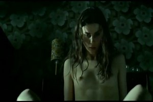 Kelly Wenham Nue (23-24 ans dans cette scène) dans Life on Mars (UK) (2006-2007)