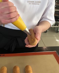 Éclair with mango and passion-fruit cream without gluten🌾 and lactose🥛 by our chef @aleksandr_trofimenkov. Can you imagine baking elegant éclairs with expressive puffy sides without using wheat flour? For this éclair, the Chef completely replaced wheat 🌾 flour with rice flour. It makes the éclair gluten-free but still really mouth-watering and tempting. ⠀ Expressive baked lines on the surface, beautiful round shape. No compromise needed — the rice flour éclair is a very tasty one😊. I invite 