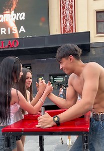 Que pensaríais en el lugar de ellas 😅#armwrestling #Viral #chicas #fuerte #reaction