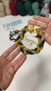 🎄COMENTA XS ⬇️ La magia está en los detalles ✨ Adornos hechos a mano, con nombres que cuentan historias Con mis plantillas del abecedario XS puedes crear estos nombres en tamaño mini , están pensadas para que tus letras queden proporcionadas y preciosas , y hacer nombres perfectos para decorar tus adornos navideños 🎄 ✍️ Comenta XS y te envío el enlace directo a mi web del abecedario XS , aprovecha que por tiempo limitado están de oferta!! 😍 ________________________________________________ pla