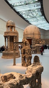 Le Grand Palais transformé en grotte géante ✨🤩 Eva Jospin signe avec Grottesco une métamorphose totale : un paysage de forêts, de cavités sculptées et d’architectures imaginaires, où le regard bascule sans prévenir du réel vers l’enchantement. 🌿 🌟 Pourquoi découvrir Grottesco ? • Une quinzaine d’œuvres, dont plusieurs inédites créées spécialement pour l’exposition 🔎 • Un parcours conçu comme un aller-retour : architecture à l’aller, nature sauvage au retour 🌱↔️🏰 • Une immersion inspirée de
