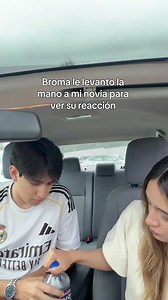 Broma le levanto la mano a mi novia para ver su reacción @girrmau | le levanto la mano para ver su reacción broma