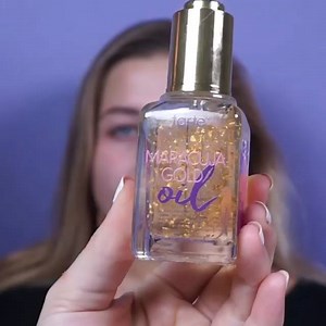 Complexion perfection that's totally foolproof! 😍🙌 GET THE LOOK: ✨limited-edition maracuja gold oil ✨Amazonian clay full coverage foundation in light-medium sand ✨quickie blending sponge ✨shape tape contour concealer in light sand ✨shape tape setting powder in translucent ✨setting superpower powder brush ✨tarteist™ PRO glow highlight & contour palette ✨ready, set, radiant skin mist ✨color splash lipstick in beach babe | tarte cosmetics