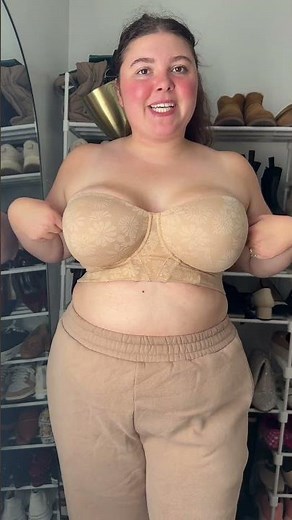 This strapless balconette bra is a fall wardrobe must! 🍂🍁☕ Longline lace keeps everything smooth,