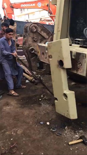Loader weight idea 😳pakistani workers s #weldporn #weldernation #migwelding #manufacturing #stainlesssteel #metalworking #welding #weldingporn #engineering #steel #mig #metalfabrication #design #metalwork #tigwelding #fabrication #weldlife #weldaholics #custom #metal #weldaddicts #weldinglife #weldeverydamnday #construction #handmade | Aaron Mitchell