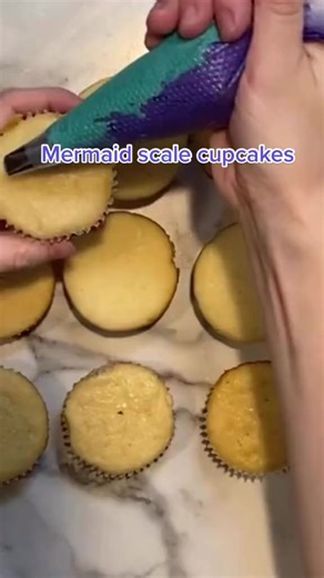 🧜‍♀️ mermaid cupcakes! #mermaids #mermaidcake #piping #cupcakes #buttercream #cupcakevideo #pipingbuttercream #ArmaniMyWay #BVIRAL | Off The Menu