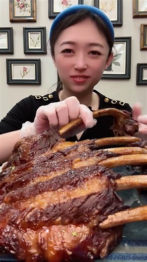 Eating yummy fried cow ribs and spicy soup with oysters, octopus and shrimps | Tom Eating