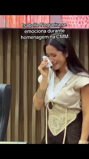 Isabelle Nogueira se emociona durante homenagem na CMM