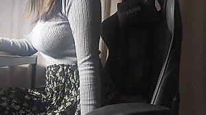 Una chica de grandes pechos cuyo coño se calienta mientras estudia, así que no puede contenerse y hace algo que le sienta bien.