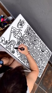 ¡Seguro que mesas como la que ha decorado @depalomita llena de doodles no encuentras dos de iguales!🤩 #posca #doodles #intervencionartistica #dibujo #ilustracion #brainstorming #poscaart #poscaoficial #poscapeople #doodleart | Posca España