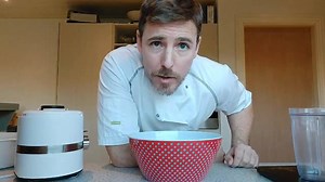 Afternoon pals! 🇮🇪 🇩🇰 A little simple shortbread biscuit video here for yiz. Go for a pan thats around 27x27 cm instead 😉 I baked these for about 45 minutes at 160 celsius. Have a go! Recipe: 400g of block butter 120g of icing sugar 1 tsp of vanilla essence (optional) 560g of plain flour 80g of cornflour Follow instructions in the vid. Any questions gimme a shout 😉 | Irish Baker Abroad