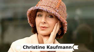 Heute wäre der 79. Geburtstag der deutsch-österreichischen Schauspielerin † Christine Kaufmann (eigentlich Christine Maria Kaufmann). Geboren am 11. Januar 1945 in Lengdorf, Steiermark und gestorben am 28. März 2017 in München. Chrisitine Kaufmann ist eine bekannte deutsche Schauspielerin. In ihrer Karriere dreht sie auch in Hollywood und ist eine Zeit lang mit Schauspieler Tony Curtis verheiratet. Christine Kaufmann wird 1945 in St. Martin in der Steiermark als Tochter einer französischen Ärzti