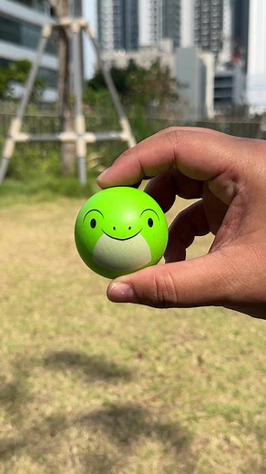 Sunny days are made for croquet! PlanToys Croquet includes everything children need to enjoy a fun game that advances hand-eye coordination and gross motor skills. Wooden animal balls add a touch of whimsy and bring a smile as each person takes a turn trying to pass them through the wickets. . มีใครเคยเล่นสุดคลาสสิคเกมอย่าง Croquet บ้าง 🙋 เกมนี้จะช่วยการทำงานร่วมกันของมือและตาและกล้ามเนื้อมัดใหญ่ โดยมีความท้าทายในการตีให้ลูกบอลผ่านด่านแต่ละด่านไปให้ได้ ลูกบอลแต่ละลูกก็มาพร้อมกับกราฟฟิคลายสัตว์ส