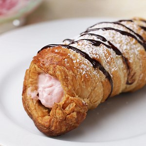 Strawberry Cream-Stuffed Pastries Recipe by Tasty