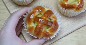 Making sweet potato filling bread