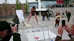 L'artiste Milo Moiré peint un tableau en pondant des oeufs avec son vagin