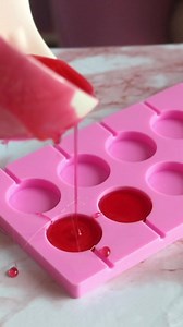 Strawberry Lollipops Recipe: https://www.pankobunny.com/recipes/chocolate-strawberry-lollipops/ #Matcha #ChocolateDesserts #RecipeIdeas | pankobunny