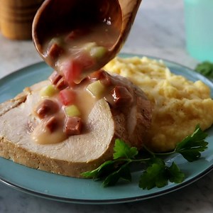 Our chefs prove that southern food CAN be healthy with our latest menu addition: Louisiana-Style Sliced Smothered Turkey & White Cheddar Grits. Slow-roasted turkey breast is served up in a classic Creole gravy with andouille sausage & diced bell peppers. A generous side of grits made with organic, non-GMO corn has flavorful white cheddar added for extra creaminess. | Metabolic Meals