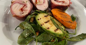 Pamplonas de pollo con ensalada