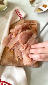 File MADI U LISNATOM TIJESTU Sastojci: 400 g pilećeg filea MADI 500 g lisnatog tijesta Glavica crvenog luka Ulje Začini (so, biber, curry, vegeta) 1 jaje Suzam za posipanje 2 kašike kajmaka 100 g topivog sira Priprema: Isitniti glavicu luka pa propržiti na ulju. Meso isjeckati te pomiješati sa lukom, dodati začine i pržiti na laganoj vatri. Lisnato tijesto razvaljati na oblik pravougaonika, jedan dio premazati kajmakom, staviti polovicu smjese sa mesom, dodati izrendani sir i preklopiti. Tijesto