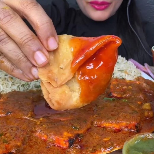 ASMR ✨smosa with red sause 🥵 #spiceasmr #mukbang #streetfood #asmreating