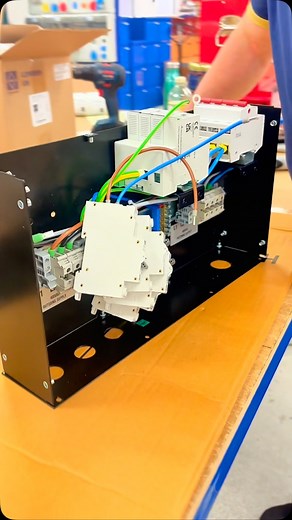 Happy Monday 😎 #electrician #electricalwork #ukelectrician #sparky #electricalcontractor #electrical #sparkylife #electricianuk #electricians #electricianlife | Lewden