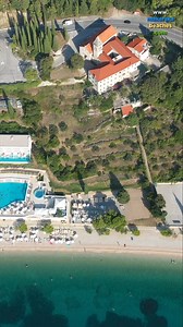 #Zivogosce #beaches from above 💙💛💚 Throwing back our #MakarskaRiviera #video serial from #2019 🎥☀️🏖️ #makarskariviera #dalmatia #croatia #mediterranean #mediterraneanlife #mediterraneanstyle 🎥 by @vice.rudan.photography from @makarska.riviera.beaches | Makarska Rivijera Plaže