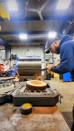 #fyp #foryoupage #foryourpage #industrial #motor #horsepower #torque #tesla #trades #electric #ev #electrician #LearnOnTikTok #machine #cool #voltage | Frosya TG