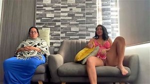 Martina Smith masturbándose mientras ve la TV