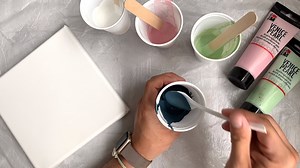 Chrischography hat sich für uns und euch an der Pouring Fadentechnik versucht und zeigt euch, wie das funktioniert. Wir sind begeistert von seinem Pouring Bild. Was sagt ihr dazu? :-) | Marabu Creative Colours