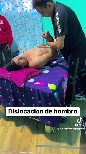 22K views · 137 reactions | Dislocacion de hombro/ luxación de hombro #dislocatedshoulder #shoulderdislocated #hombroluxado #luxaciondehombro #dislocations #dislocated #quiropraxia #quiropractico #chiropractic #ChiropracticAdjustment #chiropractor | Quiropráctico Jorge Luis Arias Ponciano | Facebook