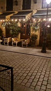 Hotel Providence je idealan izbor za smještaj u Parizu, posebno ako tražite centralnu lokaciju s jednostavnim pristupom glavnim znamenitostima grada. Smješten u živopisnom 10. arondismanu, hotel se nalazi na samo nekoliko minuta hoda od poznatih mjesta poput Opere Garnier, Place de la République i kanala Saint-Martin. Prednosti: Lokacija: Hotel je u neposrednoj blizini metro stanica, što omogućava brz dolazak do ikoničnih znamenitosti poput Eiffelovog tornja, Montmartrea i Louvrea. Ambijent: Ele