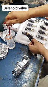 Fungsi solenoid valve pada kompresor AC mobil adalah mengatur aliran freon (refrigeran) agar sesuai dengan kebutuhan pendinginan dan suhu kabin, yang dilakukan dengan cara membuka atau menutup katup berdasarkan sinyal dari unit kontrol elektronik (ECU) mobil. Ketika arus listrik mengalir ke solenoid, medan magnet yang dihasilkan akan menggerakkan inti besi, sehingga membuka atau menutup katup untuk mengontrol aliran freon, memastikan suhu kabin tetap nyaman dan efisien. #acmobil #selenoidvalve #